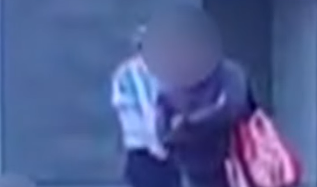 男子雙手抱胸呼令保安。(影片截圖)