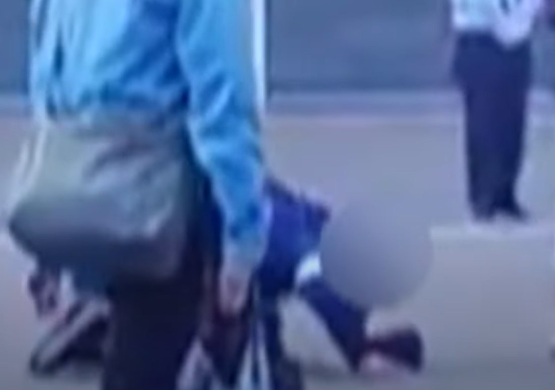 保安員向男子叩頭。(影片截圖)