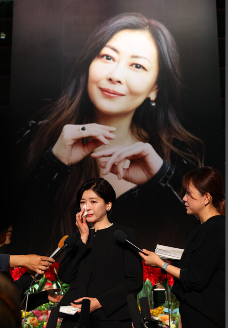 中山美穗胞妹中山忍受訪時哭成淚人。