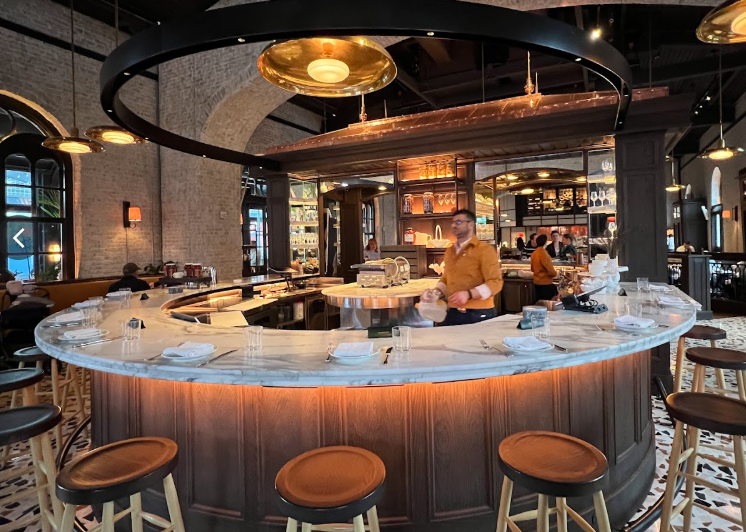 奧巴馬及米歇爾到意大利高級餐廳「Osteria Mozza」甜蜜約會。(互聯網)