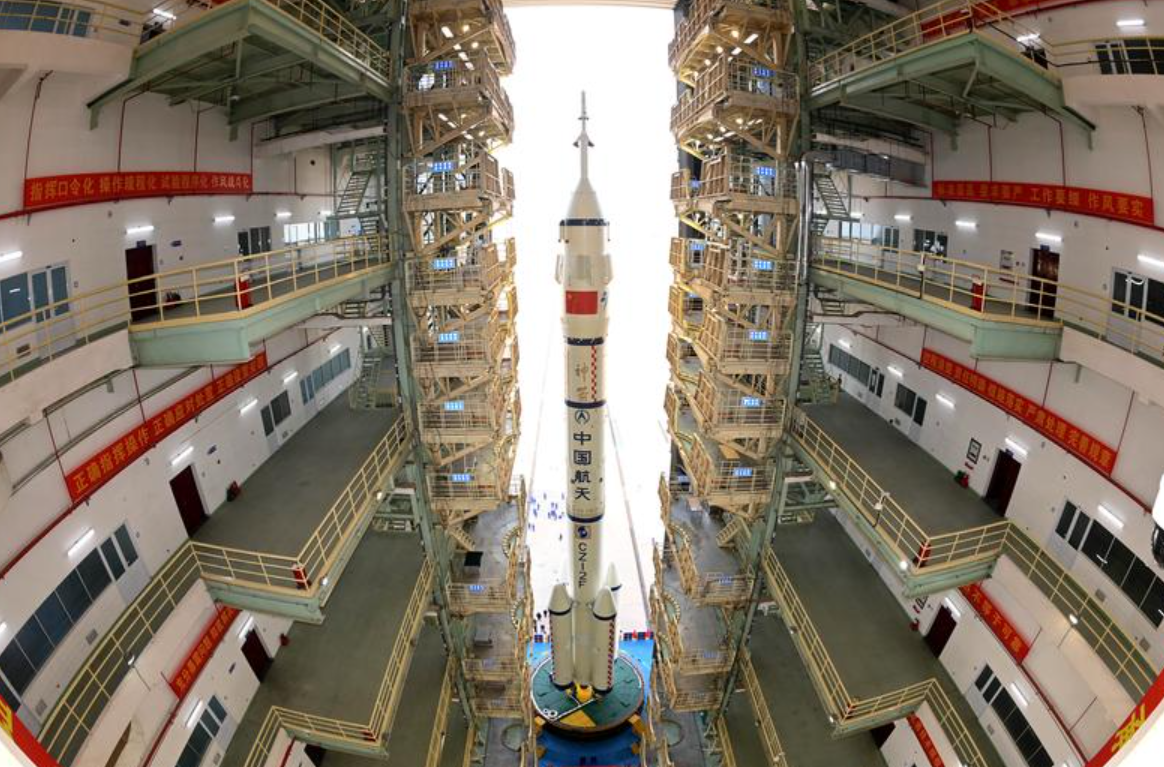 4月16日,神舟二十號載人飛船與長征二號F遙二十運載火箭組合體準備轉運。(新華社)