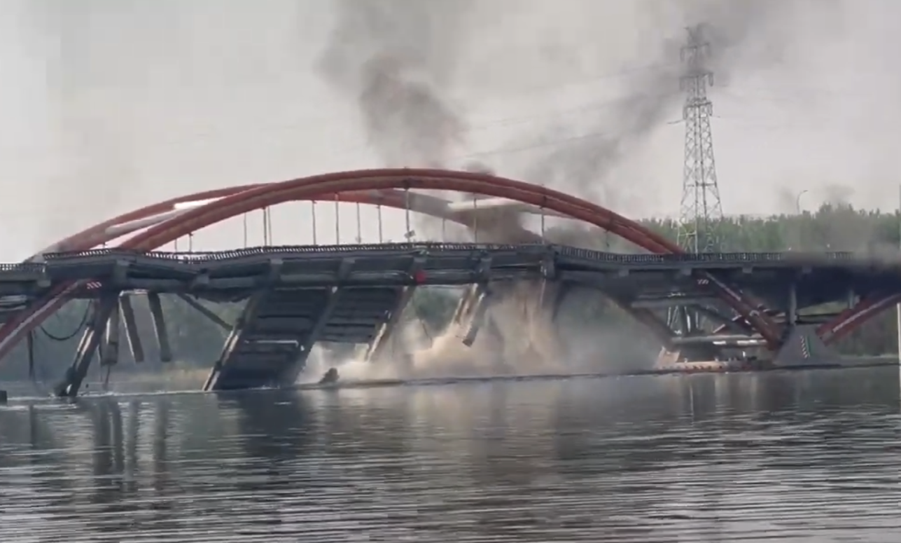 北京順義區潮白河大橋起火,導致部分橋面斷裂坍塌。(影片截圖/網上圖片)