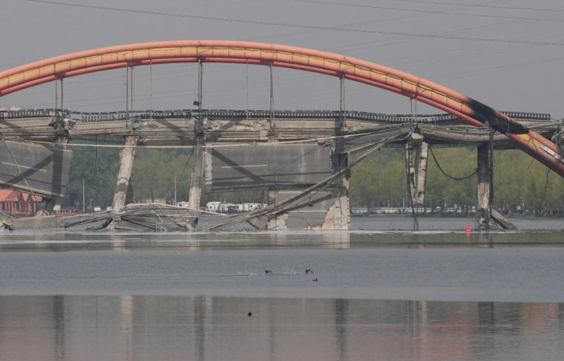 北京順義區潮白河大橋起火,導致部分橋面斷裂坍塌。(新華社)