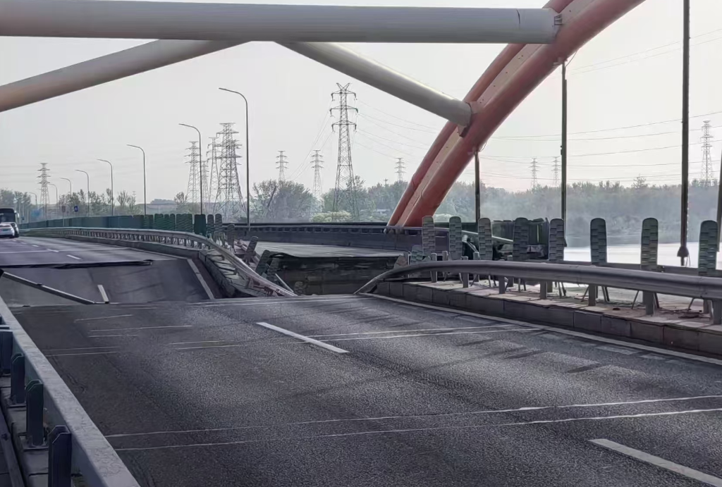 北京順義區潮白河大橋起火,導致部分橋面斷裂坍塌。(影片截圖/網上圖片)