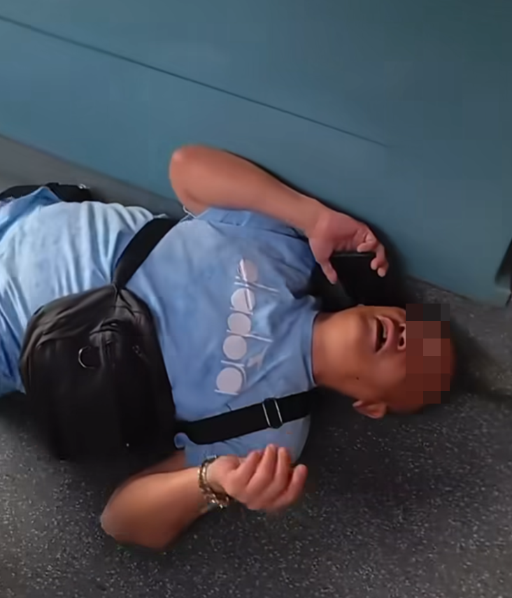 同時間阿叔向前四腳朝天「插水」倒在地上,口中大聲唸着「哎也哎也!」。(fb群組「車cam L(香港群組)影片截圖)