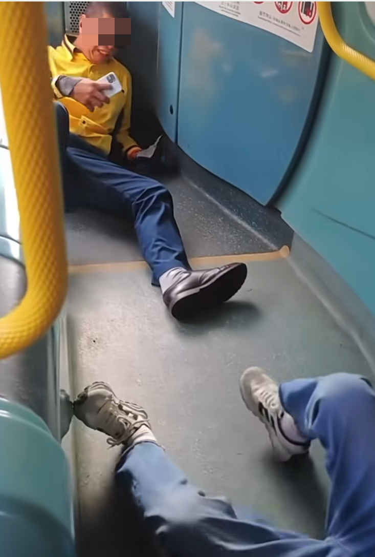 同時間阿叔向前四腳朝天「插水」倒在地上,口中大聲唸着「哎也哎也!」。(fb群組「車cam L(香港群組)影片截圖)