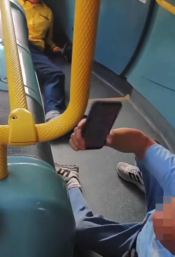 數秒後阿叔又自行爬起來。(fb群組「車cam L(香港群組)影片截圖)