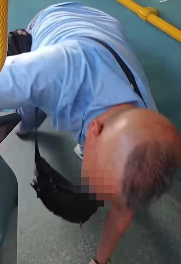 數秒後阿叔又自行爬起來。(fb群組「車cam L(香港群組)影片截圖)