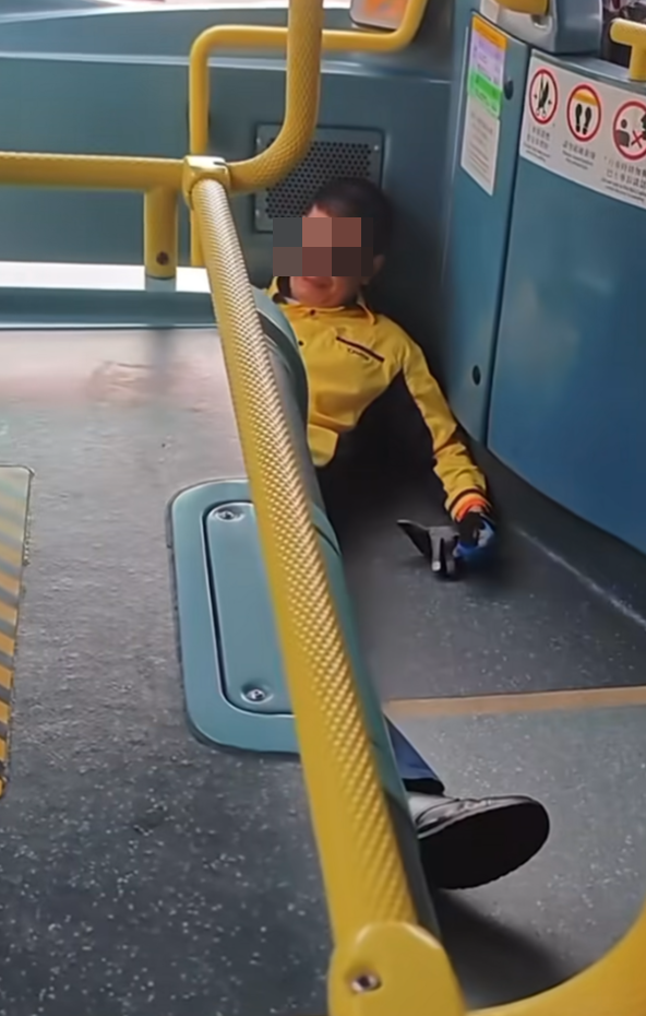 車長強調:「我依家受傷。」(fb群組「車cam L(香港群組)影片截圖)