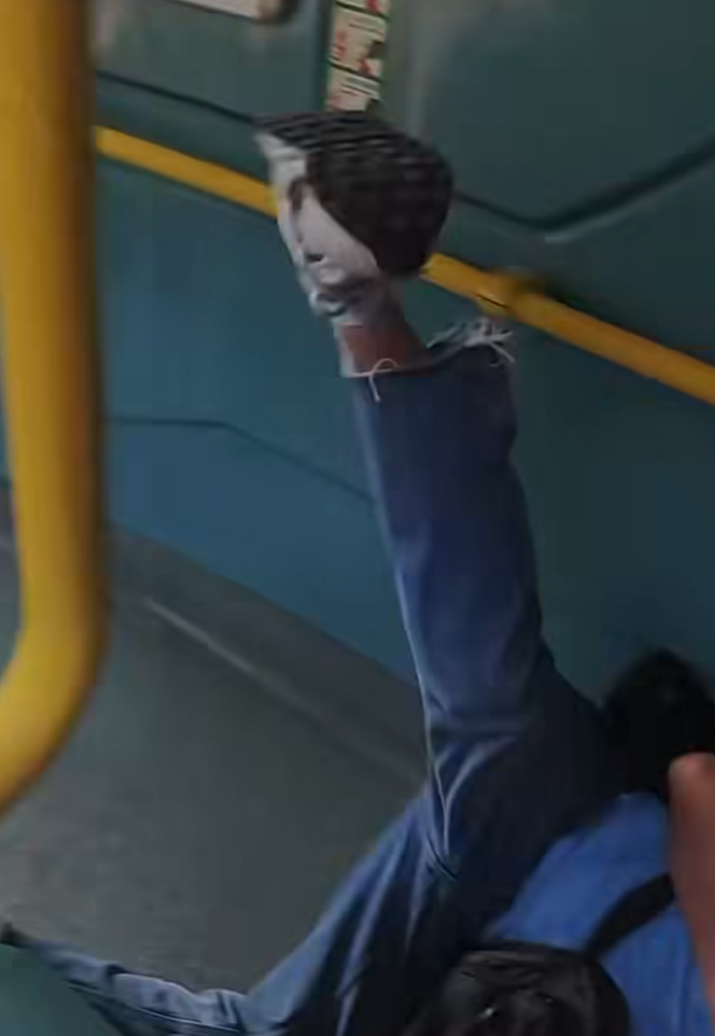 男乘客疑正打電話,見此情形亦即刻「插水」四腳朝天倒在地上作昏迷狀,口中大聲唸着「哎也哎也!」。(fb群組「車cam L(香港群組)影片截圖)