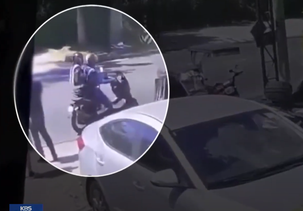 菲律賓安吉利斯市(Angeles City)有兩名劫匪乘電單車,強搶兩名南韓男遊客身上的財物。豈料,其中一人不甘損失力抗到底,期間遭其中一名劫匪開槍攻擊倒地,兩名歹徒得手後逃去無蹤,同行友人當被嚇得不知所措(影片截圖)