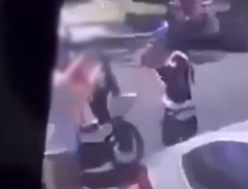 菲律賓安吉利斯市(Angeles City)有兩名劫匪乘電單車,強搶兩名南韓男遊客身上的財物。豈料,其中一人不甘損失力抗到底,期間遭其中一名劫匪開槍攻擊倒地,兩名歹徒得手後逃去無蹤,同行友人當被嚇得不知所措(影片截圖)