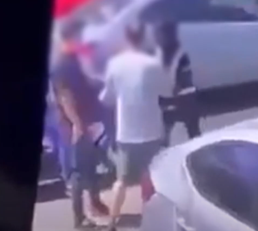 菲律賓安吉利斯市(Angeles City)有兩名劫匪乘電單車,強搶兩名南韓男遊客身上的財物。豈料,其中一人不甘損失力抗到底,期間遭其中一名劫匪開槍攻擊倒地,兩名歹徒得手後逃去無蹤,同行友人當被嚇得不知所措(影片截圖)