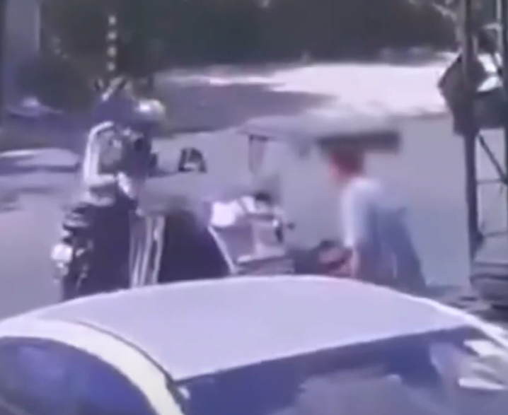 菲律賓安吉利斯市(Angeles City)有兩名劫匪乘電單車,強搶兩名南韓男遊客身上的財物。豈料,其中一人不甘損失力抗到底,期間遭其中一名劫匪開槍攻擊倒地,兩名歹徒得手後逃去無蹤,同行友人當被嚇得不知所措(影片截圖)