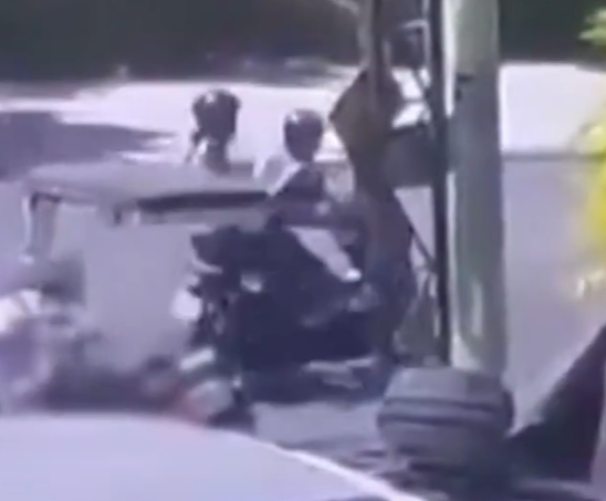 菲律賓安吉利斯市(Angeles City)有兩名劫匪乘電單車,強搶兩名南韓男遊客身上的財物。豈料,其中一人不甘損失力抗到底,期間遭其中一名劫匪開槍攻擊倒地,兩名歹徒得手後逃去無蹤,同行友人當被嚇得不知所措(影片截圖)