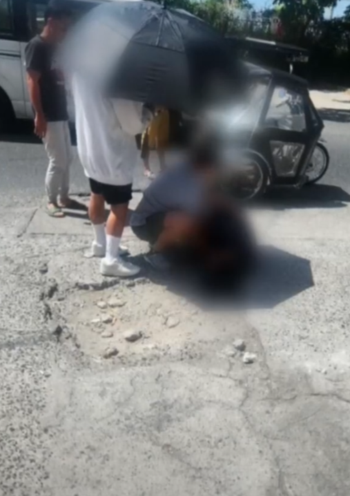 菲律賓安吉利斯市(Angeles City)有兩名劫匪乘電單車,強搶兩名南韓男遊客身上的財物。豈料,其中一人不甘損失力抗到底,期間遭其中一名劫匪開槍攻擊倒地,兩名歹徒得手後逃去無蹤,同行友人當被嚇得不知所措(影片截圖)