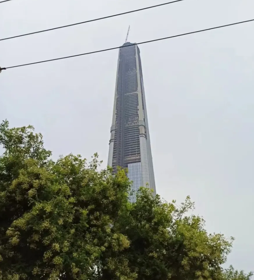 有「全球最高爛尾樓」之稱的「天津117大廈(高銀金融117大廈)」,歷經資金斷鏈、股權轉讓與開發商官司糾紛,2015年停工至今。(網上圖片)