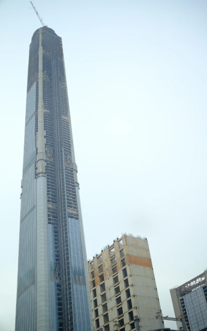 有「全球最高爛尾樓」之稱的「天津117大廈(高銀金融117大廈)」,歷經資金斷鏈、股權轉讓與開發商官司糾紛,2015年停工至今。(網上圖片)