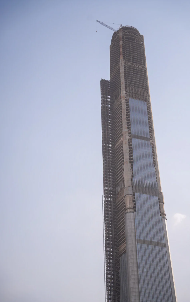 有「全球最高爛尾樓」之稱的「天津117大廈(高銀金融117大廈)」,歷經資金斷鏈、股權轉讓與開發商官司糾紛,2015年停工至今。(網上圖片)