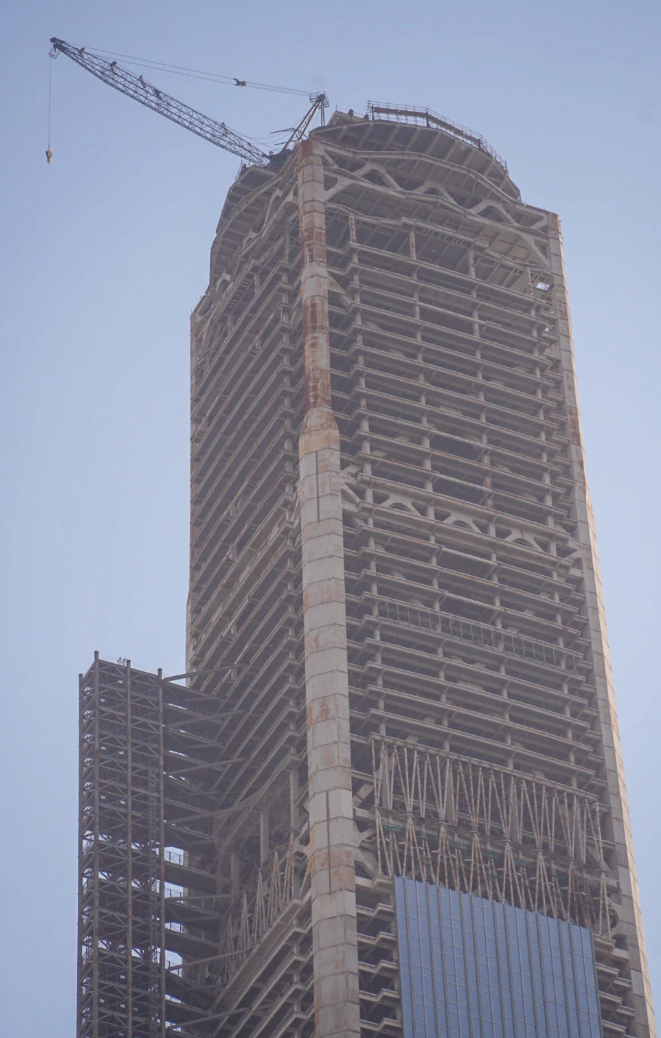 有「全球最高爛尾樓」之稱的「天津117大廈(高銀金融117大廈)」,歷經資金斷鏈、股權轉讓與開發商官司糾紛,2015年停工至今。(網上圖片)