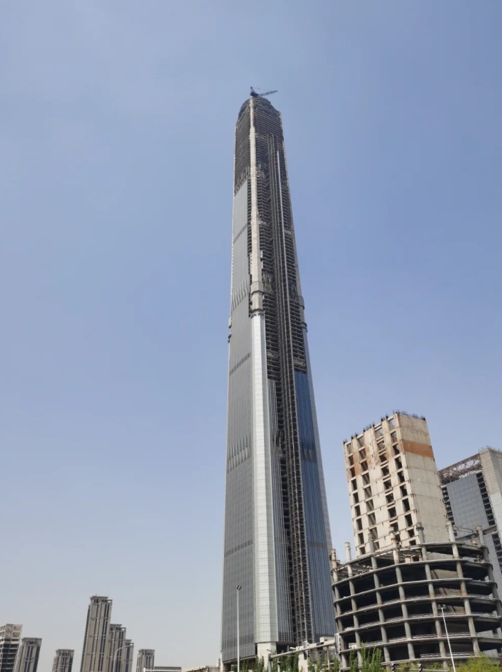 有「全球最高爛尾樓」之稱的「天津117大廈(高銀金融117大廈)」,歷經資金斷鏈、股權轉讓與開發商官司糾紛,2015年停工至今。(網上圖片)