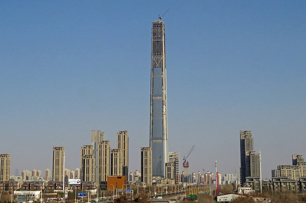 有「全球最高爛尾樓」之稱的「天津117大廈(高銀金融117大廈)」,歷經資金斷鏈、股權轉讓與開發商官司糾紛,2015年停工至今。(網上圖片)