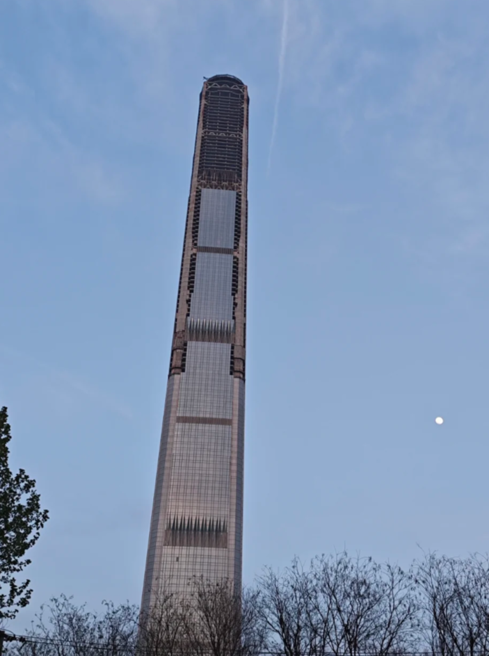 有「全球最高爛尾樓」之稱的「天津117大廈(高銀金融117大廈)」,歷經資金斷鏈、股權轉讓與開發商官司糾紛,2015年停工至今。(網上圖片)