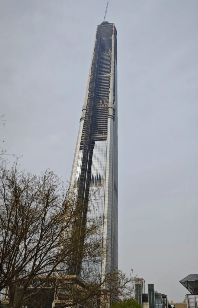 有「全球最高爛尾樓」之稱的「天津117大廈(高銀金融117大廈)」,歷經資金斷鏈、股權轉讓與開發商官司糾紛,2015年停工至今。(網上圖片)