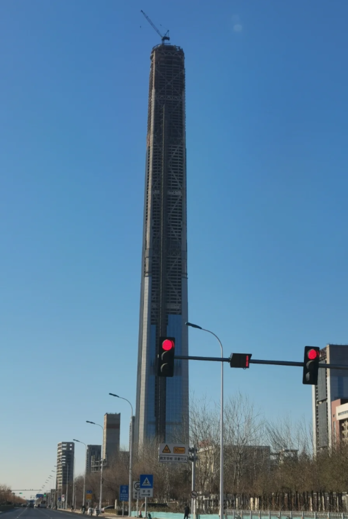 有「全球最高爛尾樓」之稱的「天津117大廈(高銀金融117大廈)」,歷經資金斷鏈、股權轉讓與開發商官司糾紛,2015年停工至今。(網上圖片)