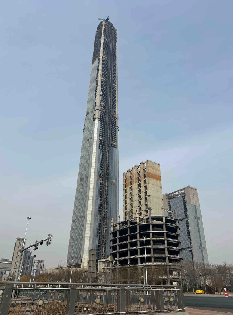 有「全球最高爛尾樓」之稱的「天津117大廈(高銀金融117大廈)」,歷經資金斷鏈、股權轉讓與開發商官司糾紛,2015年停工至今。(網上圖片)