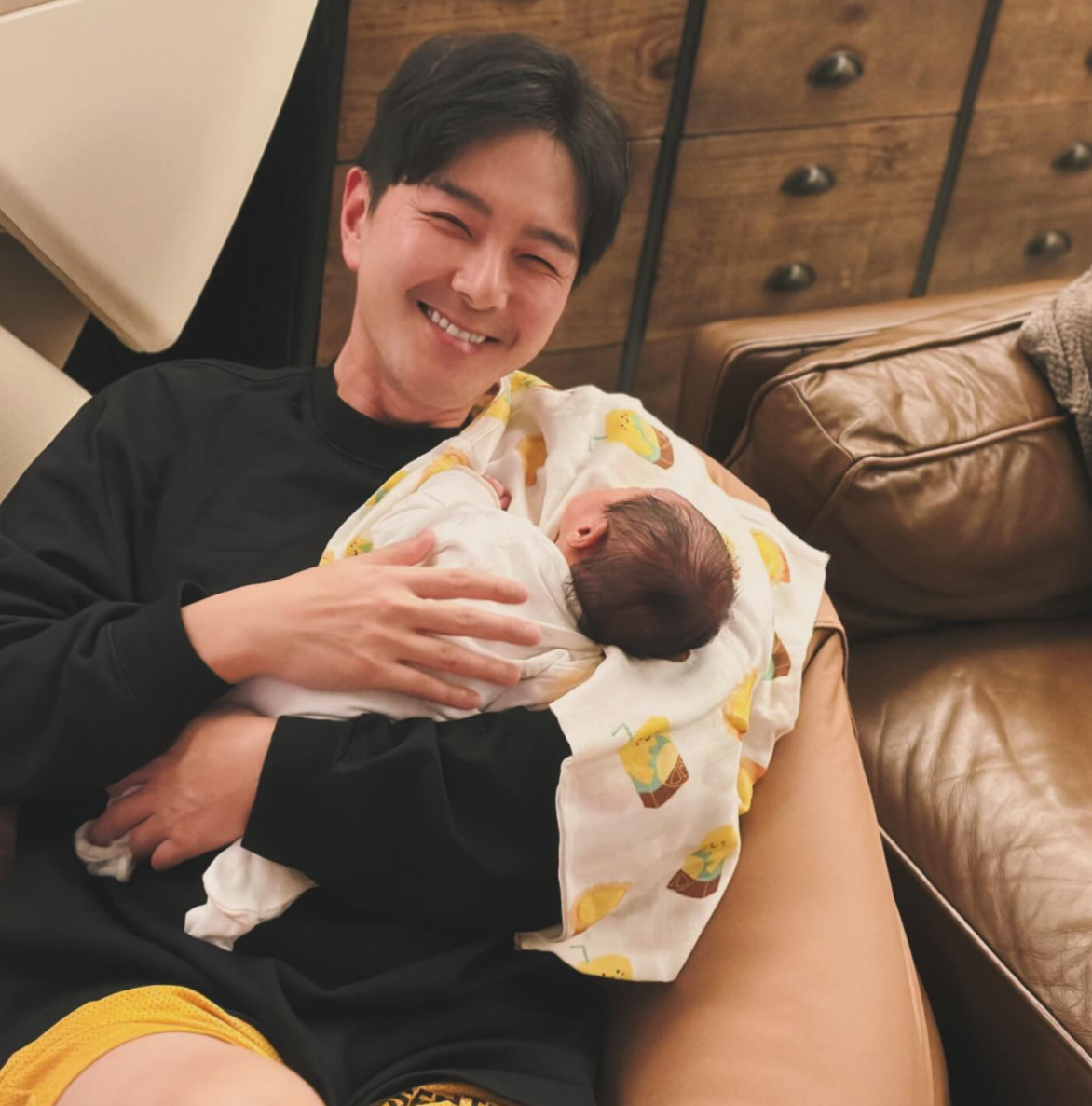 蕭正楠抱住囝囝流露出父愛笑容。