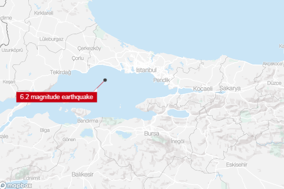 土耳其伊斯坦布爾發生6.2級地震,民眾走到街上暫避。(互聯網)