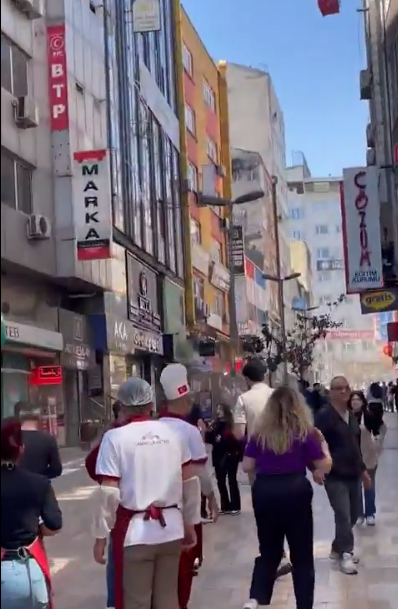 土耳其伊斯坦布爾發生6.2級地震,民眾走到街上暫避。(互聯網)