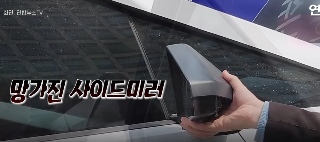 南韓首爾江南區近日發生當街腳踢破壞美國電動車製造商Tesla旗下Cybertruck事件,疑犯為一名中國男遊客,倒後鏡受損。(影片截圖)