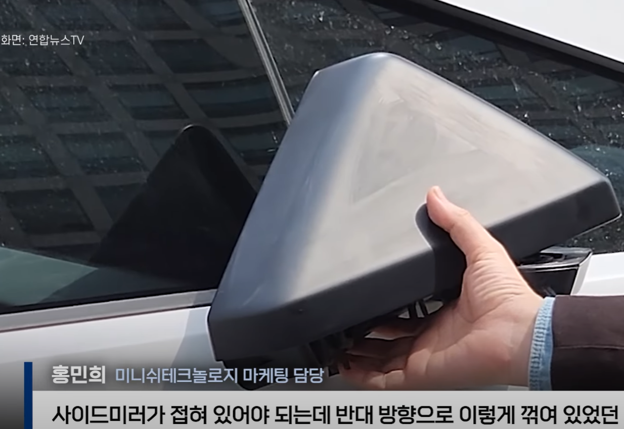 南韓首爾江南區近日發生當街腳踢破壞美國電動車製造商Tesla旗下Cybertruck事件,疑犯為一名中國男遊客,倒後鏡受損。(影片截圖)