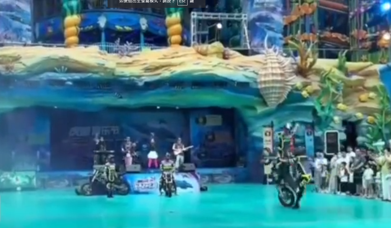 內地遊樂區電單車表演突然衝入人群 多名孩童被壓倒