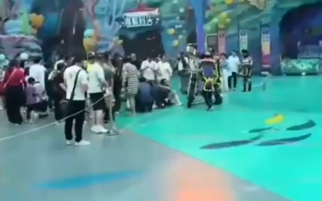 內地遊樂區電單車表演突然衝入人群 多名孩童被壓倒