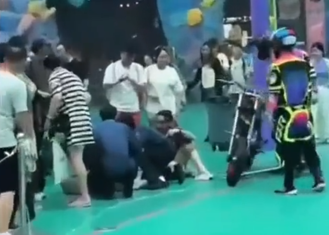 內地遊樂區電單車表演突然衝入人群 多名孩童被壓倒