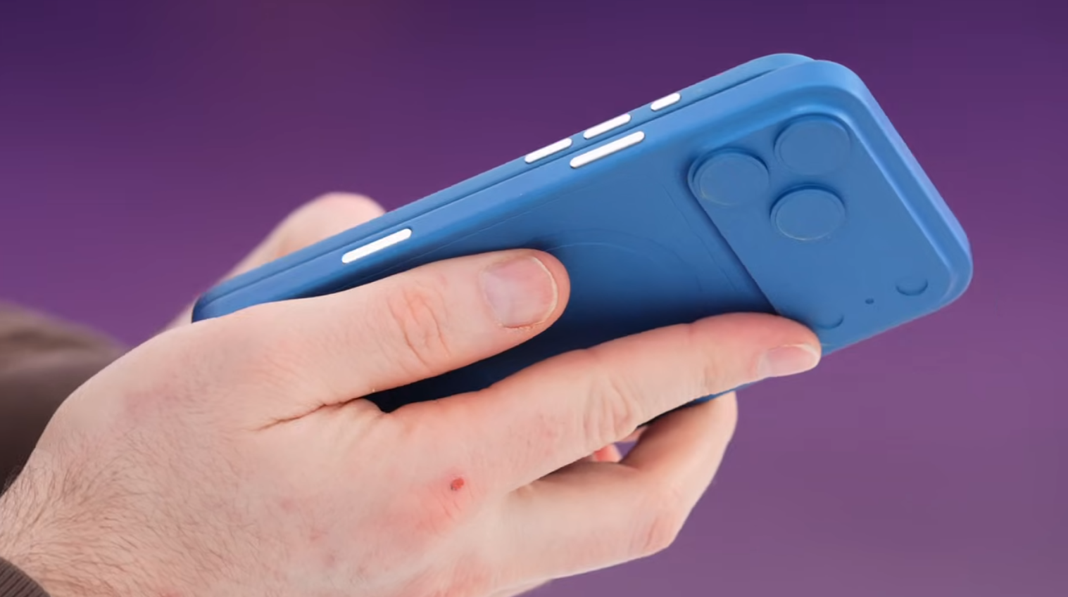 影片中可看到iPhone 17 Air、iPhone 17 Pro跟iPhone 17 Pro Max機模並排展示,包括機側厚度方面並列比較,帶來更直觀iPhone 17 Air薄身程度概念。