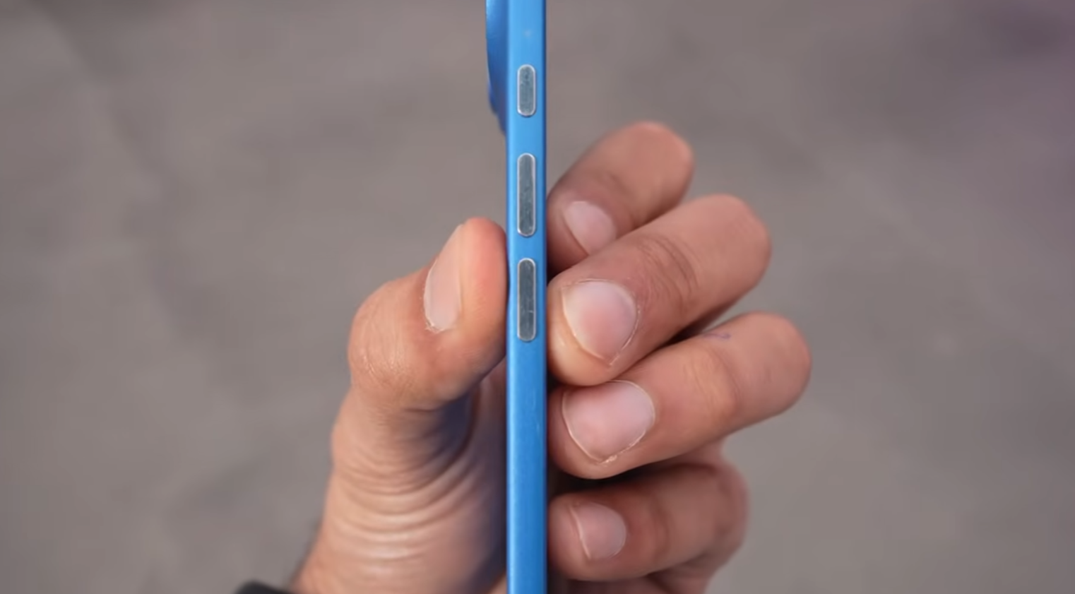 影片中可看到iPhone 17 Air、iPhone 17 Pro跟iPhone 17 Pro Max機模並排展示,包括機側厚度方面並列比較,帶來更直觀iPhone 17 Air薄身程度概念。