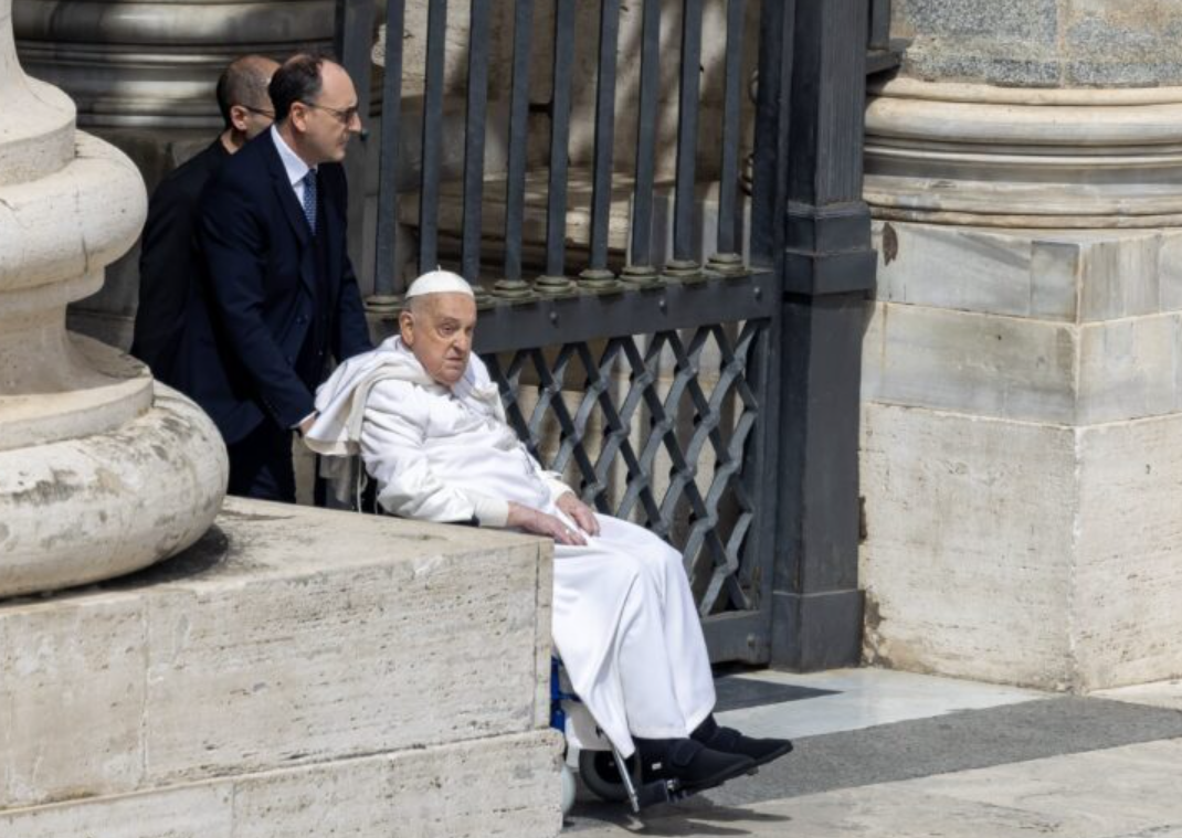 教宗方濟各周日仍有出席聖伯多祿廣場的公開活動向信眾送上復活節祝福,由私人護士斯特拉佩蒂陪伴。(網上圖片)