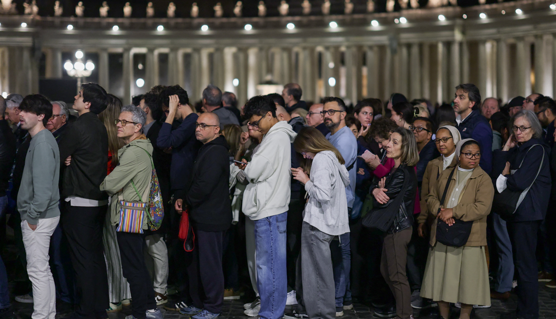 教宗方濟各當地星期一早上逝世,終年88歲,梵蒂岡公布是死於中風和心臟衰竭,其靈柩周三已移送至聖伯多祿大教堂,讓民眾瞻仰三日。(路透社)