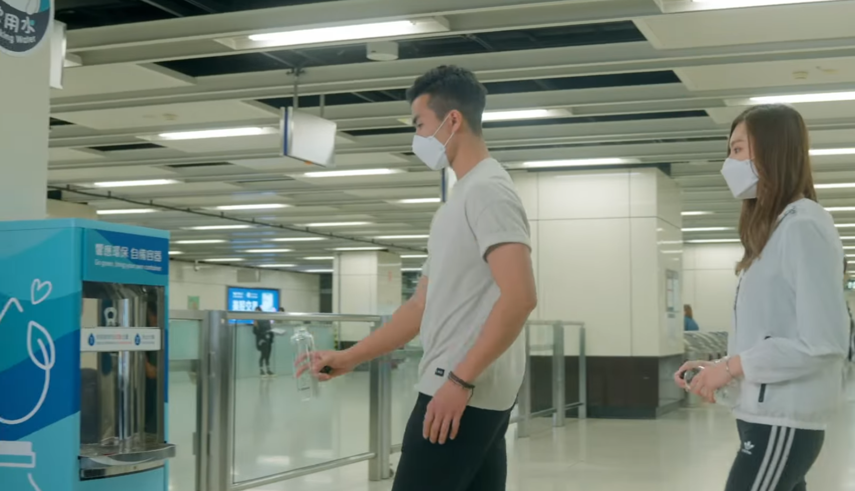 港鐵於36個車站裝設飲水機,方便乘客自備水樽補充飲用水。(港鐵FB)