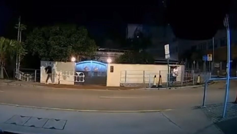 當時男途人挨於行人路欄杆位置。私家車突然剷上行人路,撞倒途人及欄杆。當時另有一名男子經過現場,與死神擦身而過。意外後司機與乘客落車,其中司機第一時間將車上女童抱落地面,交由同行女子照顧,及後查看車輛及傷者情況,其他途人亦停下了解情況。(車cam L(香港群組)FB)