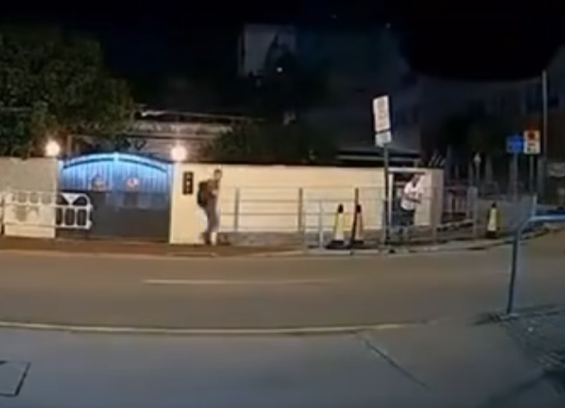 當時男途人挨於行人路欄杆位置。私家車突然剷上行人路,撞倒途人及欄杆。當時另有一名男子經過現場,與死神擦身而過。意外後司機與乘客落車,其中司機第一時間將車上女童抱落地面,交由同行女子照顧,及後查看車輛及傷者情況,其他途人亦停下了解情況。(車cam L(香港群組)FB)