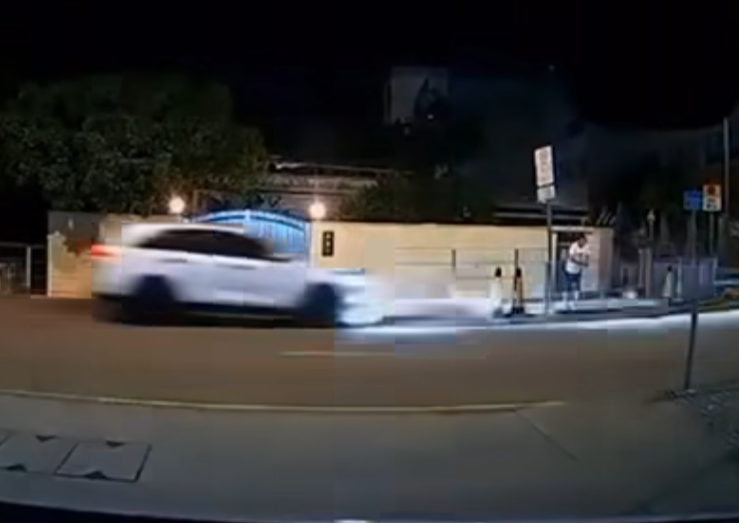 當時男途人挨於行人路欄杆位置。私家車突然剷上行人路,撞倒途人及欄杆。當時另有一名男子經過現場,與死神擦身而過。意外後司機與乘客落車,其中司機第一時間將車上女童抱落地面,交由同行女子照顧,及後查看車輛及傷者情況,其他途人亦停下了解情況。(車cam L(香港群組)FB)