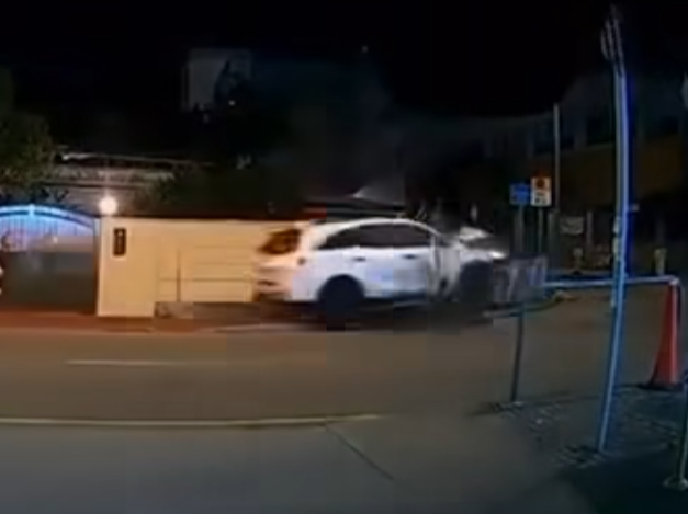 當時男途人挨於行人路欄杆位置。私家車突然剷上行人路,撞倒途人及欄杆。當時另有一名男子經過現場,與死神擦身而過。意外後司機與乘客落車,其中司機第一時間將車上女童抱落地面,交由同行女子照顧,及後查看車輛及傷者情況,其他途人亦停下了解情況。(車cam L(香港群組)FB)