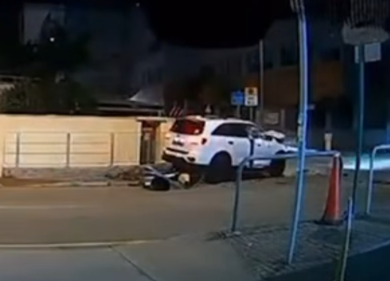 當時男途人挨於行人路欄杆位置。私家車突然剷上行人路,撞倒途人及欄杆。當時另有一名男子經過現場,與死神擦身而過。意外後司機與乘客落車,其中司機第一時間將車上女童抱落地面,交由同行女子照顧,及後查看車輛及傷者情況,其他途人亦停下了解情況。(車cam L(香港群組)FB)