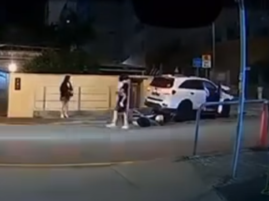 當時男途人挨於行人路欄杆位置。私家車突然剷上行人路,撞倒途人及欄杆。當時另有一名男子經過現場,與死神擦身而過。意外後司機與乘客落車,其中司機第一時間將車上女童抱落地面,交由同行女子照顧,及後查看車輛及傷者情況,其他途人亦停下了解情況。(車cam L(香港群組)FB)
