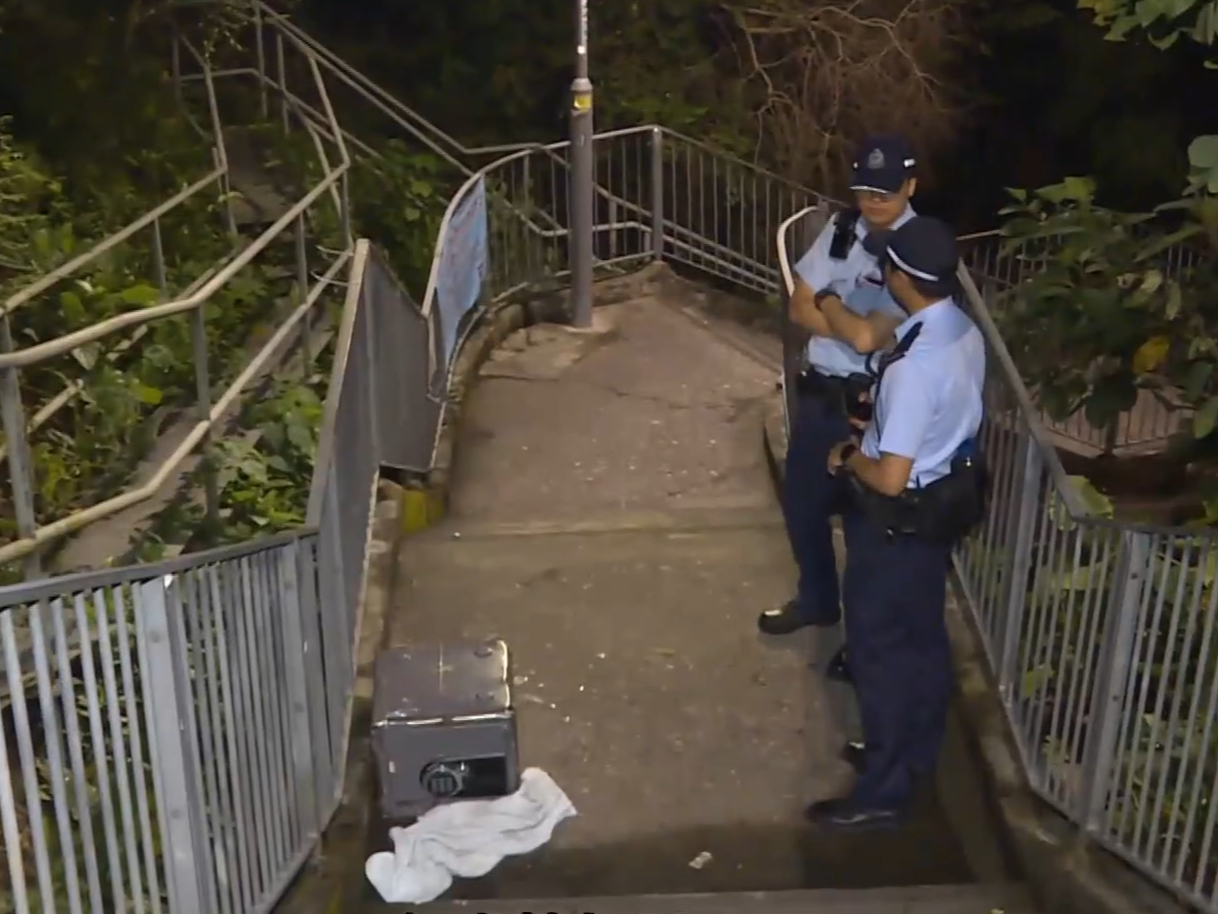 警員接報到場,在樓梯發現保險箱。(有線新聞截圖)